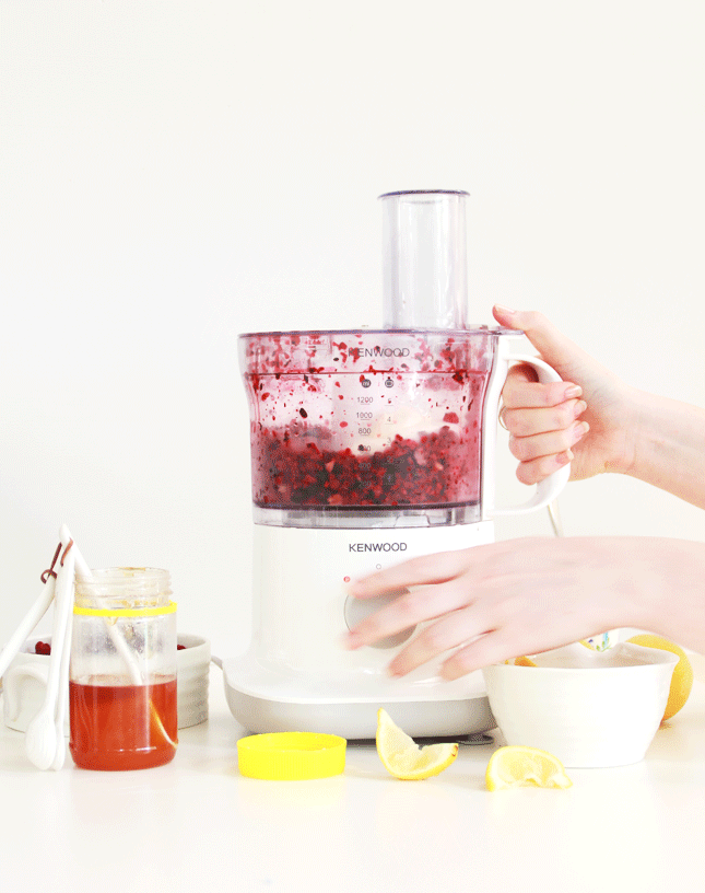 5 Minute Frozen Yogurt  with only 4 ingredients! (via casinositekor.highwallsblog.com)