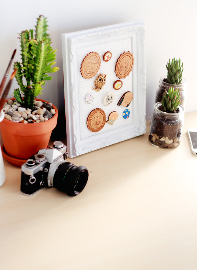 Got a collection of brooches hiding away in the bottom of your jewellery box? Why not display them with this easy DIY | casinositekor.highwallsblog.com 