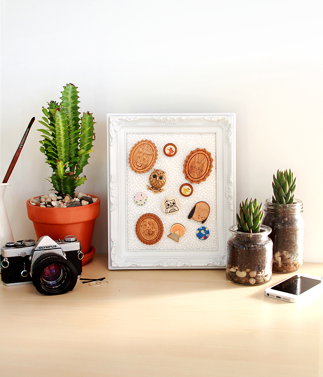 Got a collection of brooches hiding away in the bottom of your jewellery box? Why not display them with this easy DIY | casinositekor.highwallsblog.com 