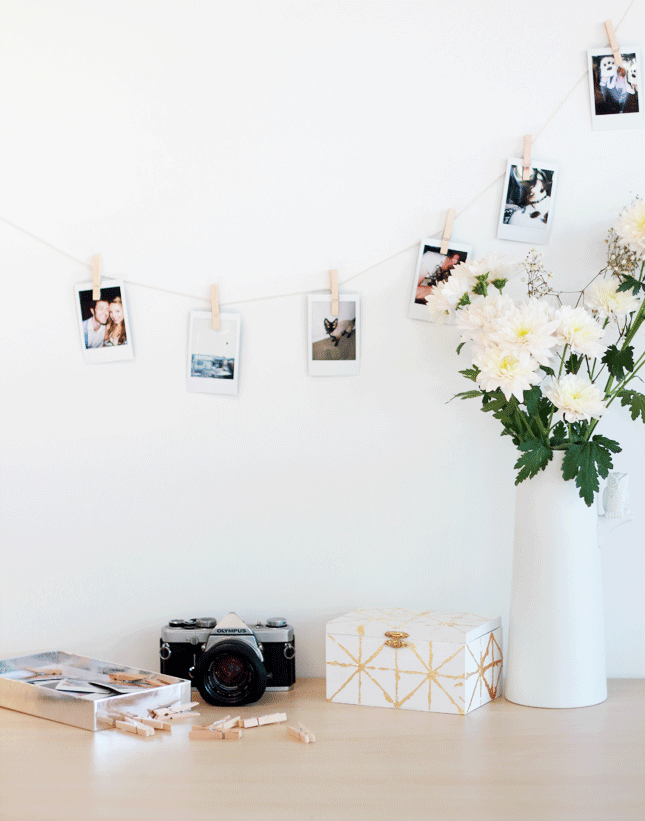 5 Minute DIY | Interchangeable photo garland (via casinositekor.highwallsblog.com)