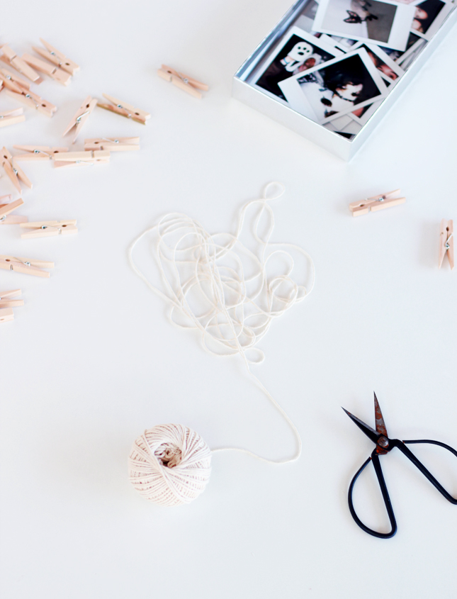 5 Minute DIY | Interchangeable photo garland (via casinositekor.highwallsblog.com)