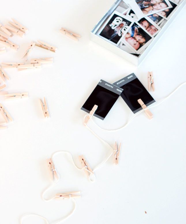 5 Minute DIY | Interchangeable photo garland (via casinositekor.highwallsblog.com)