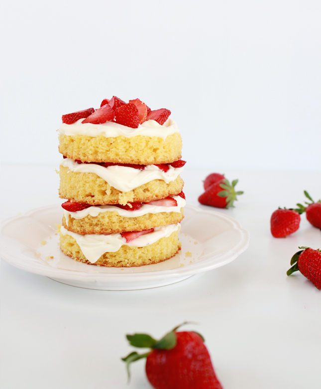 Strawberries and cream layer cake | casinositekor.highwallsblog.com