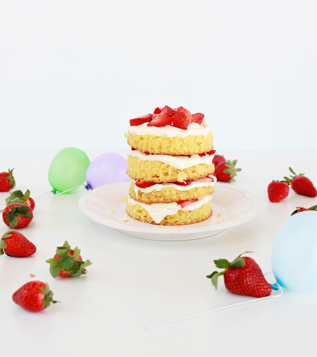 Strawberries and cream layer cake | casinositekor.highwallsblog.com
