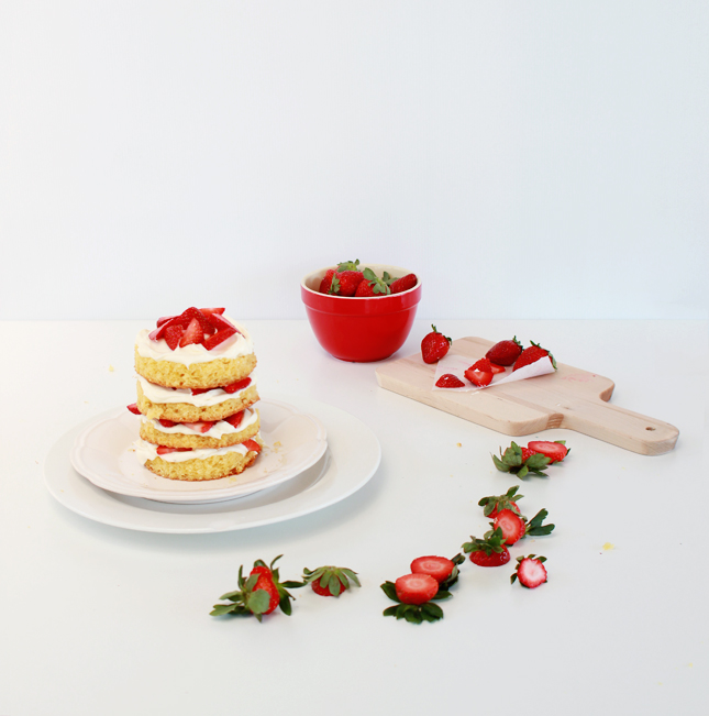 Strawberries and cream layer cake | casinositekor.highwallsblog.com