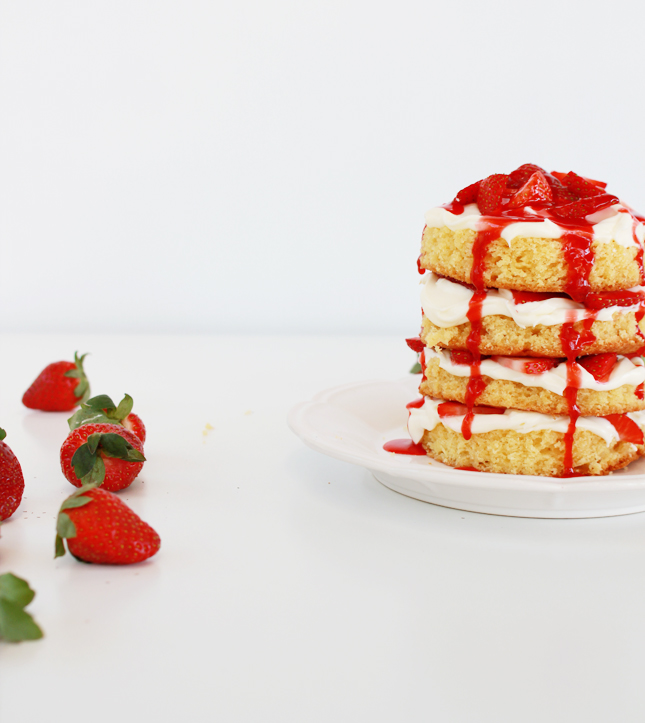 Strawberries and cream layer cake | casinositekor.highwallsblog.com