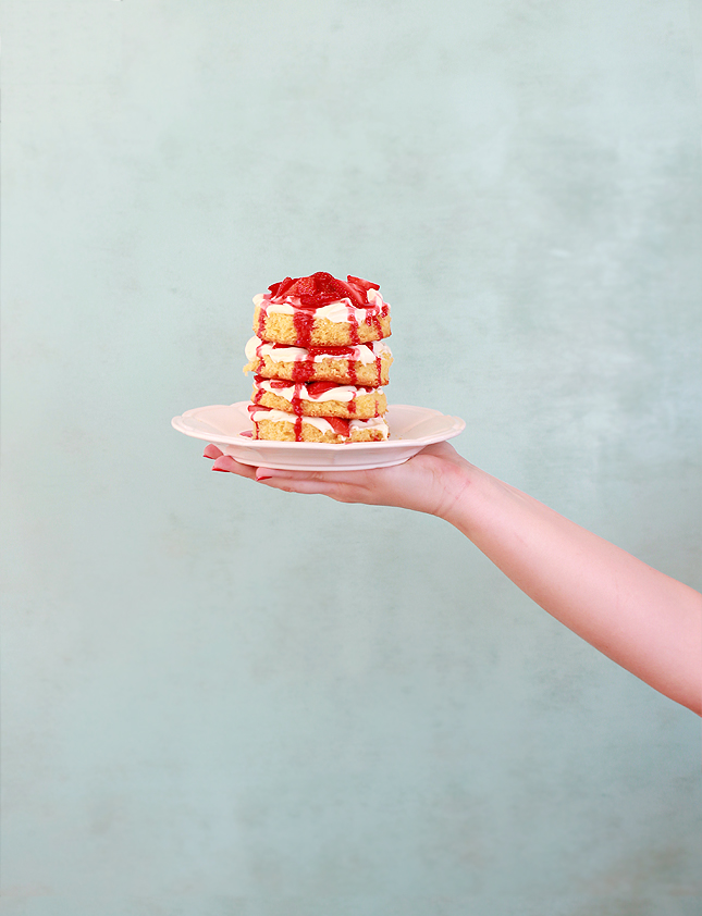Strawberries and cream layer cake | casinositekor.highwallsblog.com