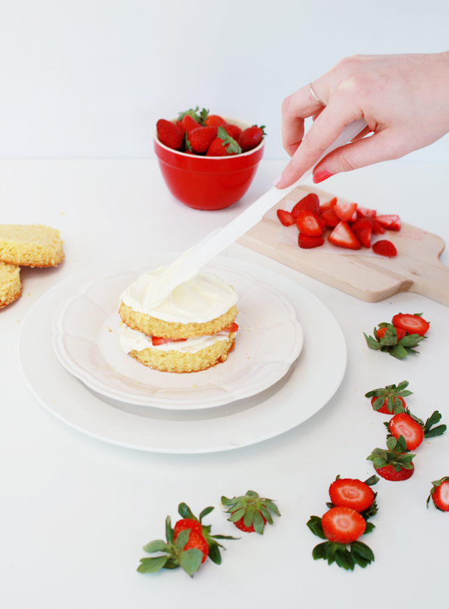 Strawberries and cream layer cake | casinositekor.highwallsblog.com