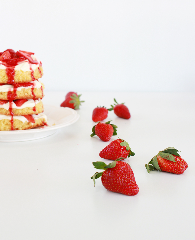 Strawberries and cream layer cake | casinositekor.highwallsblog.com
