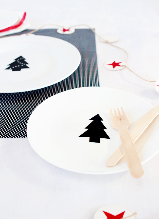 5 Minute Christmas Crafts: Makes these Christmas Tree Plate Decals (click through for the full tutorial)